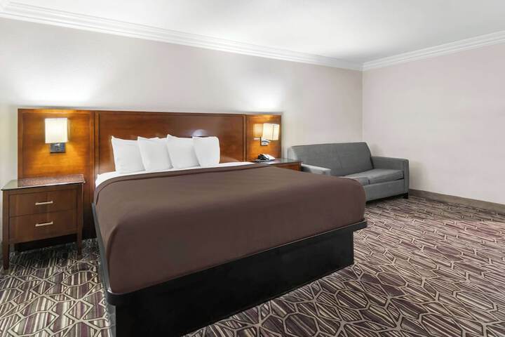 Room 10 of 34
