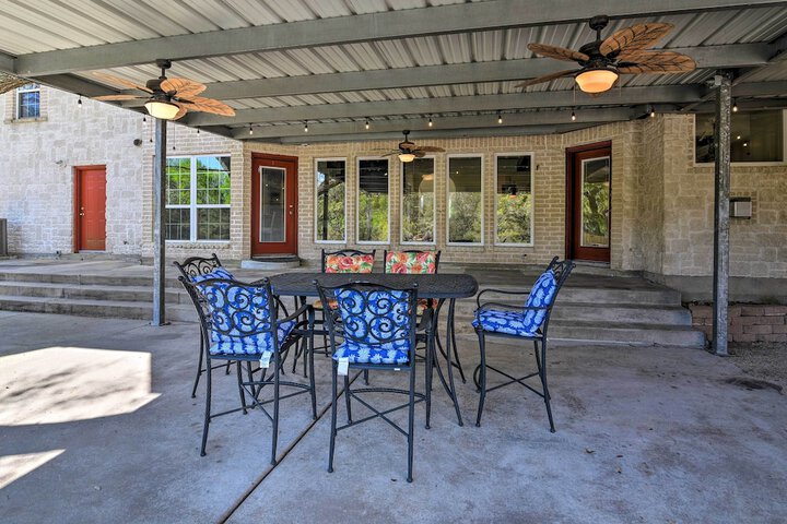 Waterfront Family Home w / Patio in Hitchcock