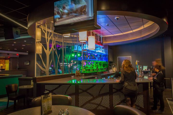 Lounge 27 of 36