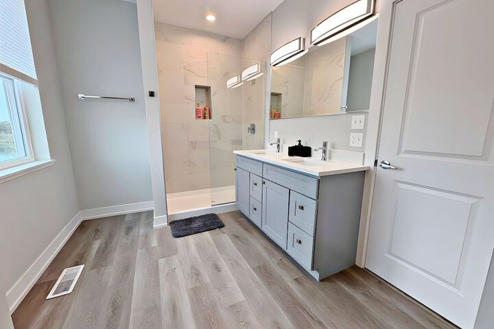Modern 4BR with Parking - WV rep 4