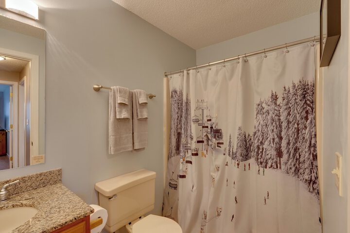 3 Mi to Story Land: All-season Family Condo