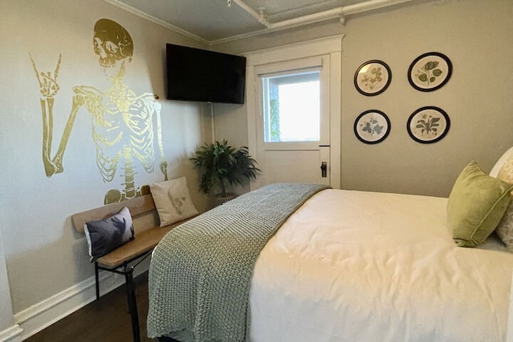 Room 9 of 28