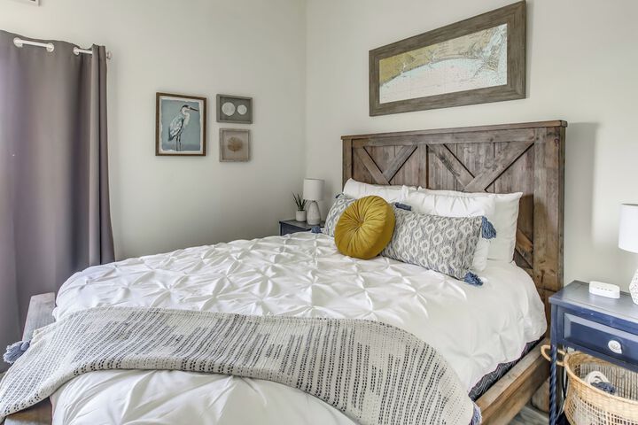 salt & Light Oceanfront Condo w / Pool & Elevator
