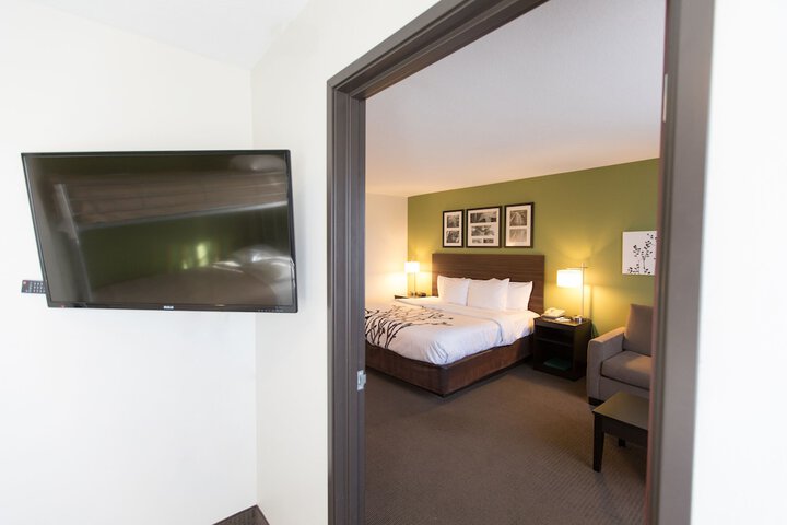 Room 33 of 107