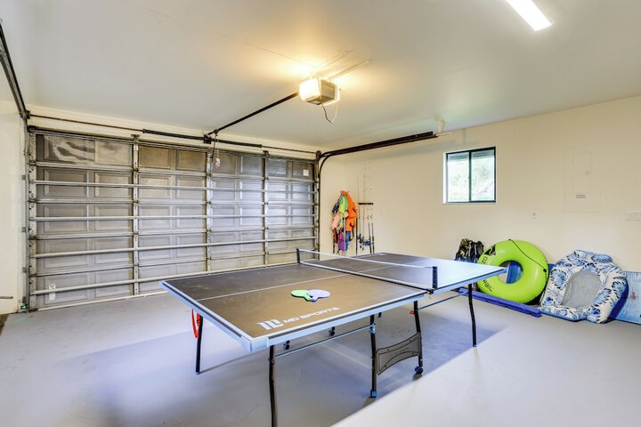 Lakefront Home w / Game Room Kayaks, & Fire Pit