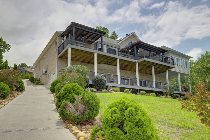 Spacious Baneberry Home w / Lake Douglas Views!