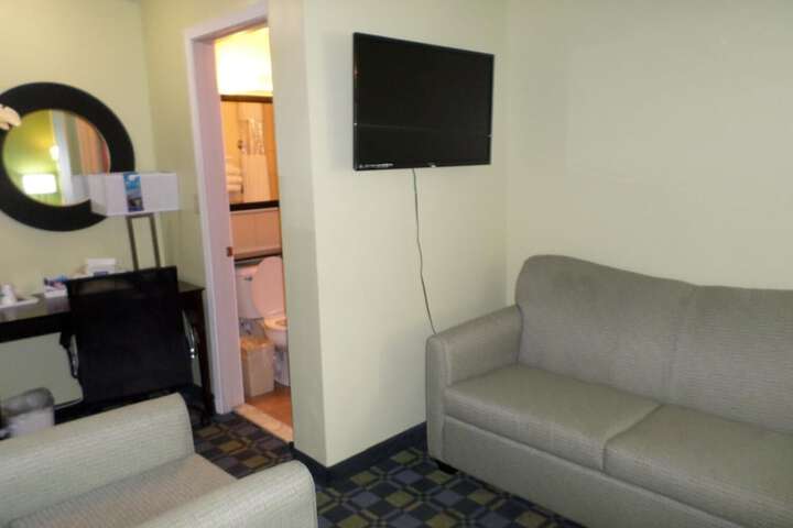 Travelodge by Wyndham Cleveland Lakewood