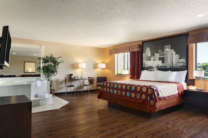 Super 8 by Wyndham Taylor / Detroit Area