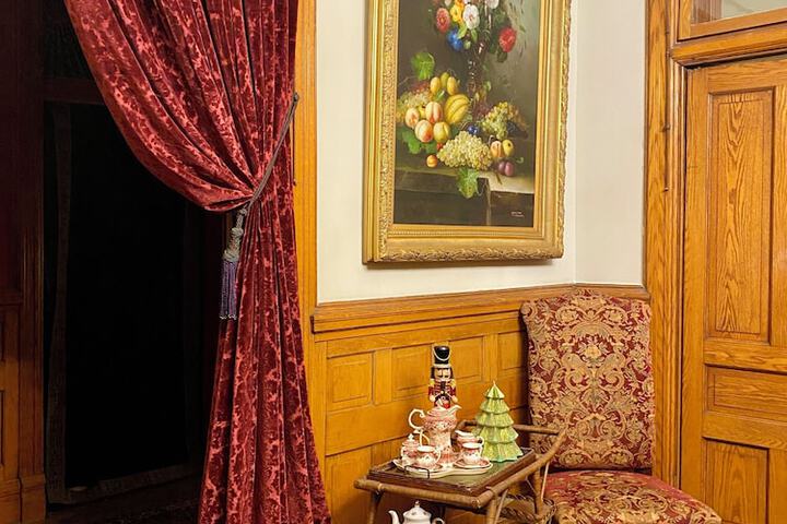 Vineyard Mansion & Carriage House Bed & Breakfast