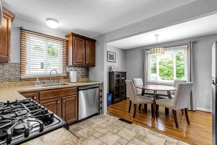 Gorgeous 2 Queen Bedroom Apartment in North Buffalo with 70 inch TV