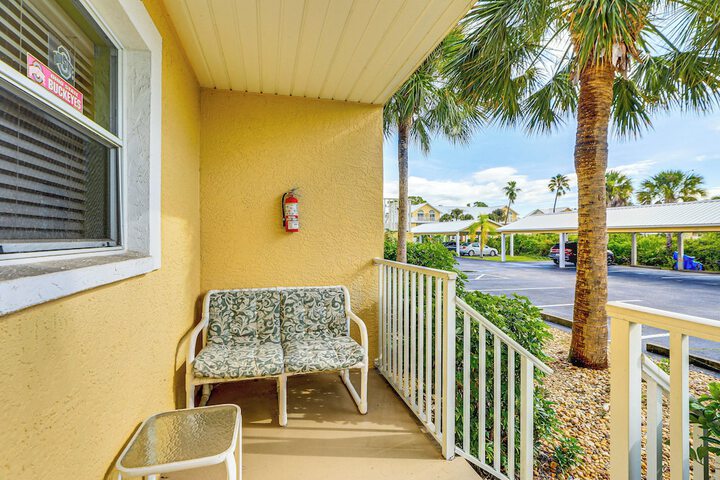 8 Mi to Beach w / Pool Access: Englewood Condo!