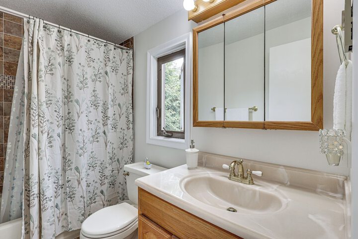 Quaint Bristol Townhome 14 Mi to West Hartford!