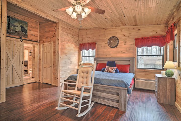 Douglas Lake Cabin w / Mountain-view Deck & Grill