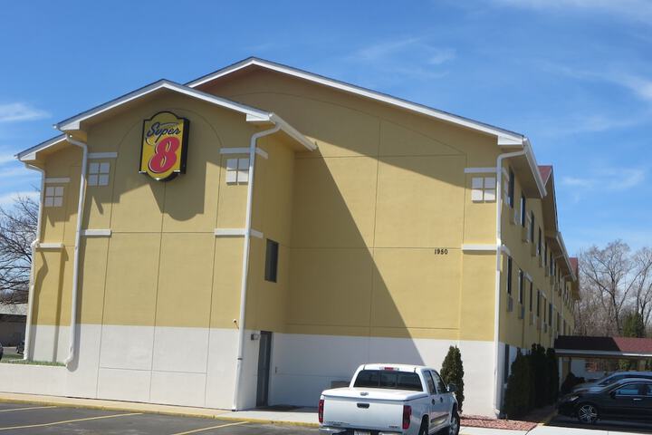 Super 8 by Wyndham Mundelein / Libertyville Area