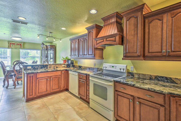 Cozy Coastal Retreat w / Grill 5 Mi to Beach