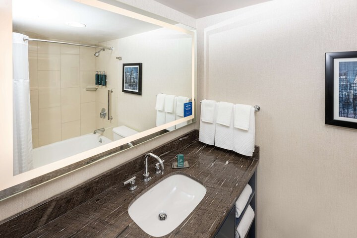 DoubleTree by Hilton Hotel Newark Airport