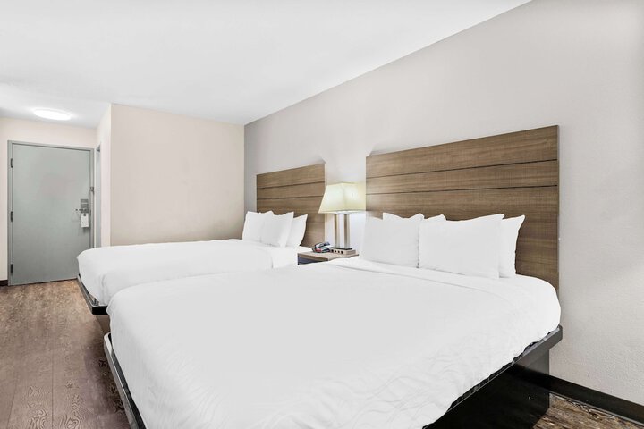 Room 10 of 32