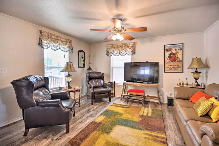 Peaceful Portales Escape w / Patio & Grill!