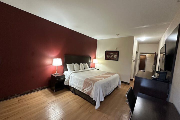 Econo Lodge Inn & Suites