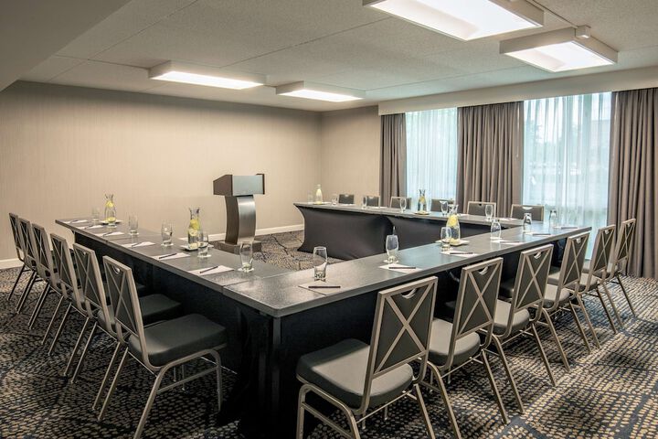 DoubleTree by Hilton Chicago - North Shore Conference Center