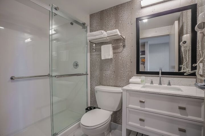 Monte Carlo Inn Oakville Suites