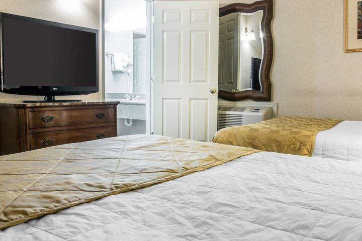 Clarion Hotel Mackinaw City Beachfront