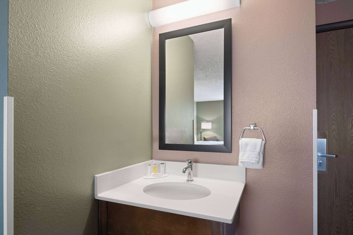Room 8 of 28