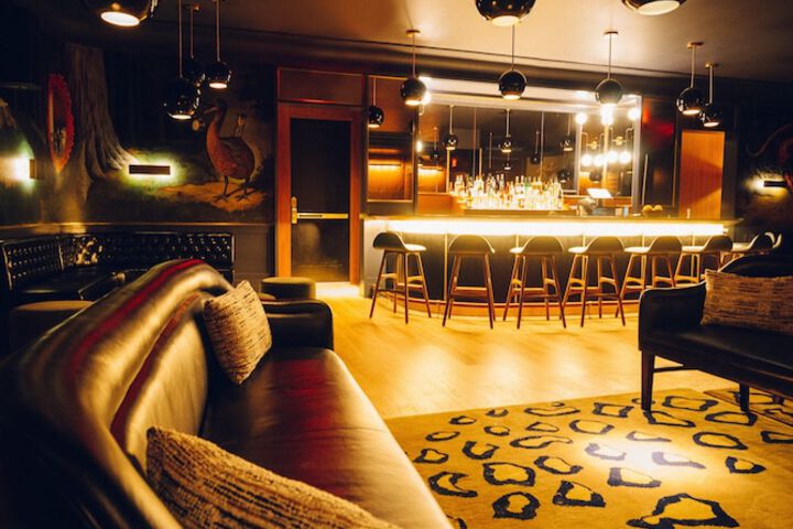 Lounge 75 of 88