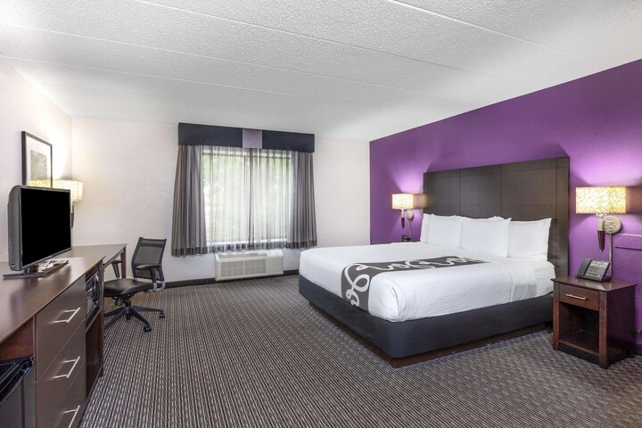 La Quinta Inn & Suites by Wyndham Clifton / Rutherford