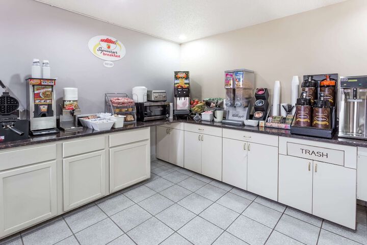 Super 8 by Wyndham Mundelein / Libertyville Area