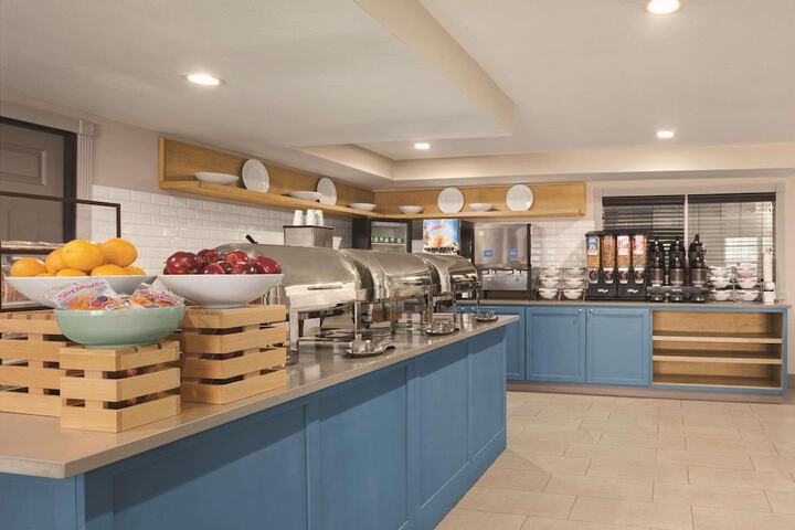 Country Inn & Suites by Radisson Dubuque, IA