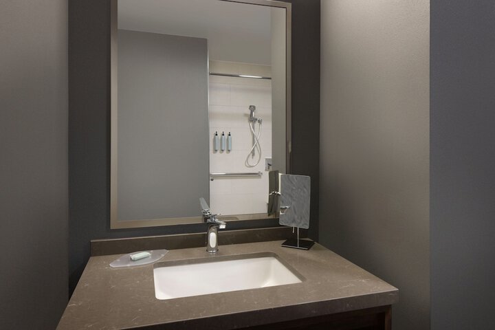 Courtyard by Marriott Edison Woodbridge