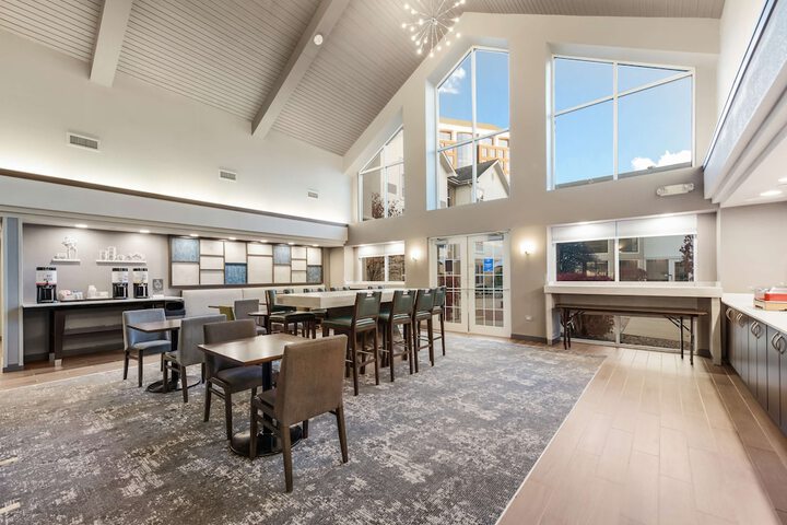 Hampton Inn & Suites Chicago / Hoffman Estates