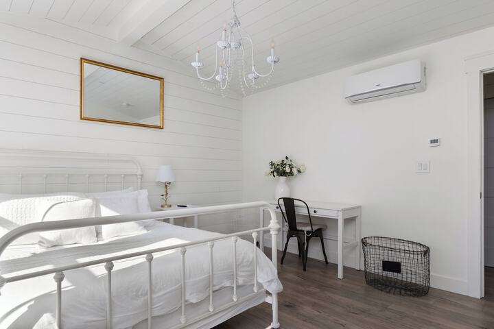 Serene 5BR Farmhouse Retreat Shoreline
