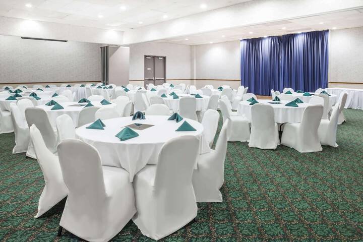 Ballroom/Hall 18 of 18