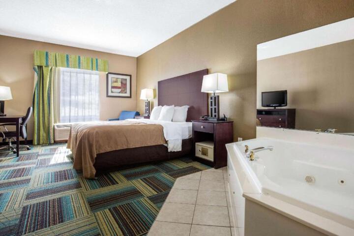 Quality Inn & Suites Arnold