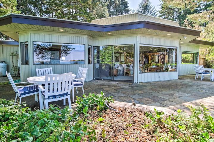 Enchanting Coos Bay Sanctuary w / Lush Views!