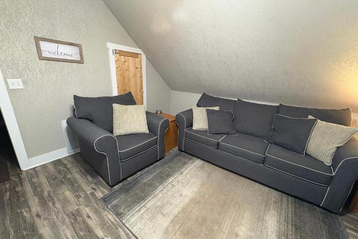 Spacious Rustic Downtown Market St. 1 Bedroom Apt Sleeps Up to 5, Steps to Honeywell & Eagles Theatre