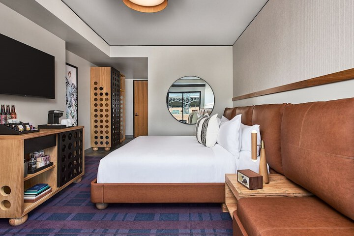 Room 53 of 122