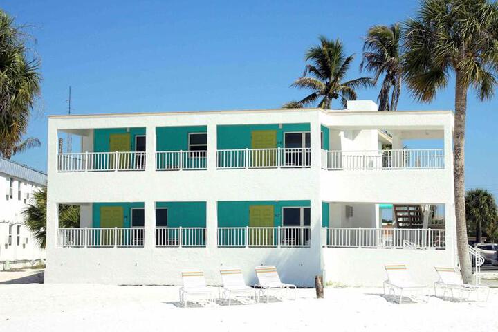 CAROUSEL INN ON THE BEACH