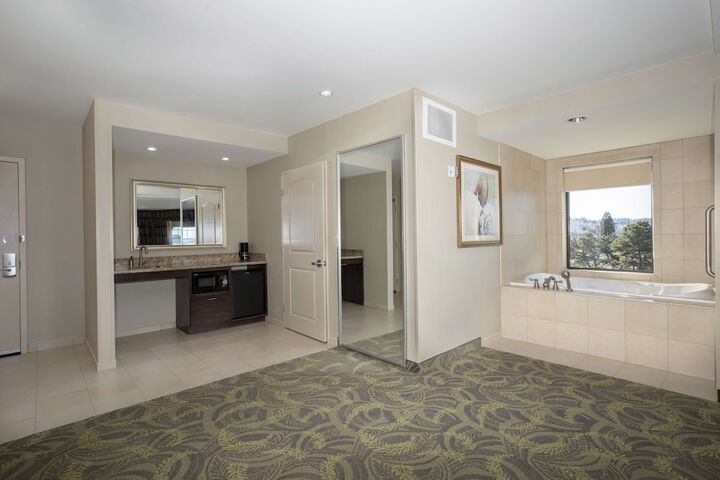 Lounge 78 of 80