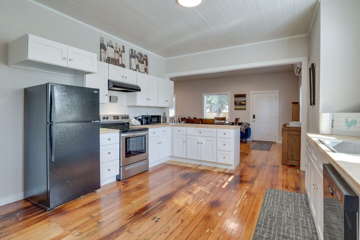 Lafayette Townhome: Cozy Retreat w / Private Patio