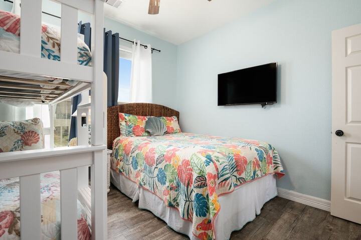 Sunrise Paradise 3 Bedroom Home by RedAwning