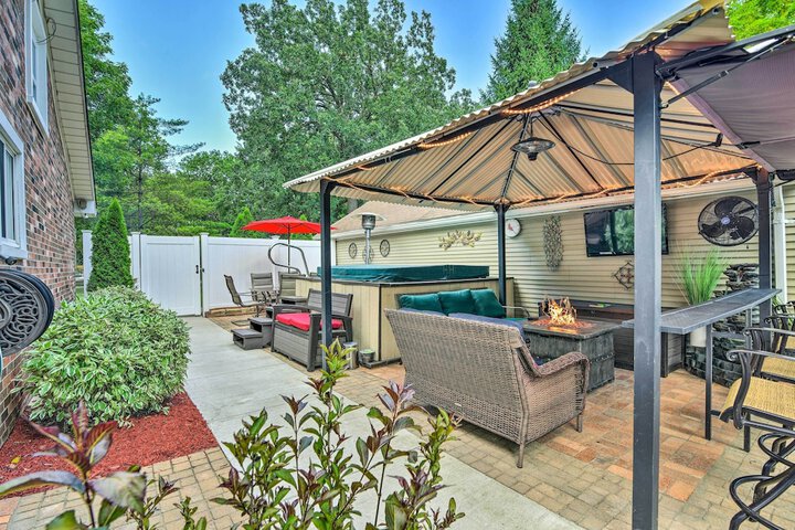 Pet-friendly Taylor Home w / Backyard Oasis!
