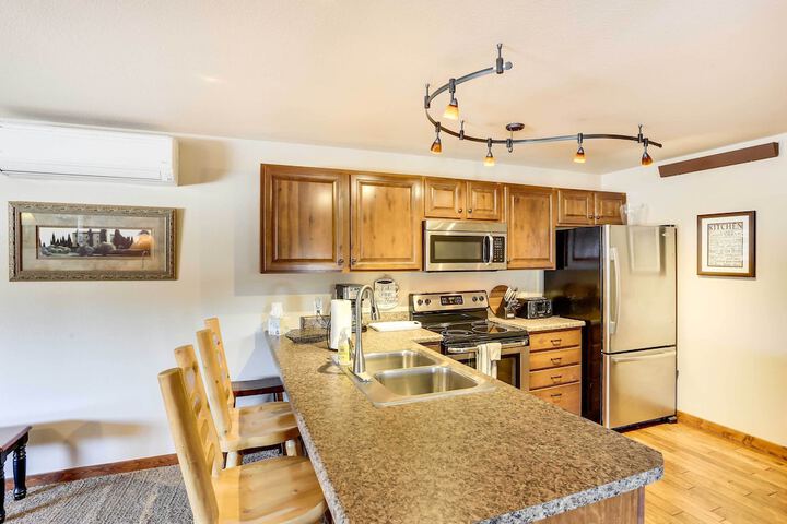 Centrally-located Deadwood Apt w / Mountain Views!