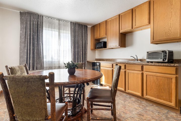 Howard Johnson Hotel & Suites by Wyndham Oacoma
