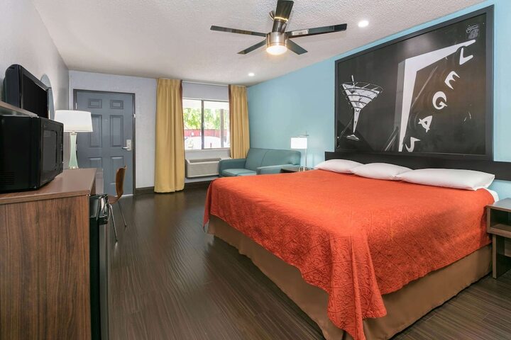 Room 8 of 22