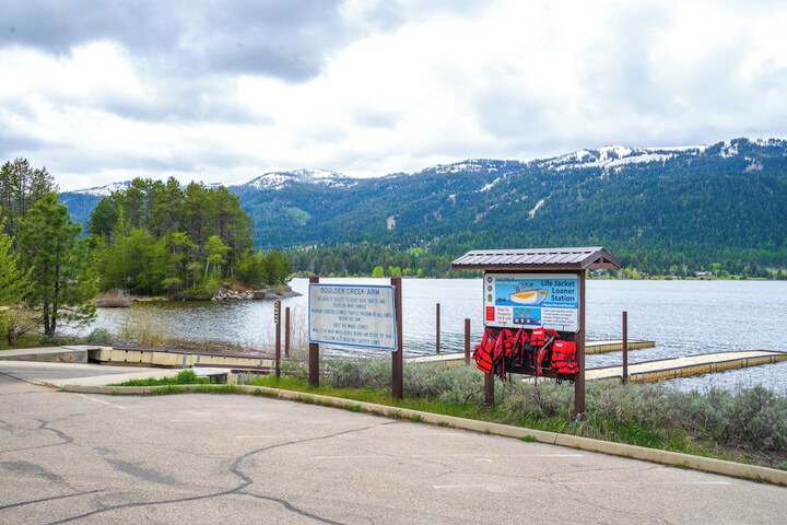 Spacious Donnelly Family Home w / Private Hot Tub!