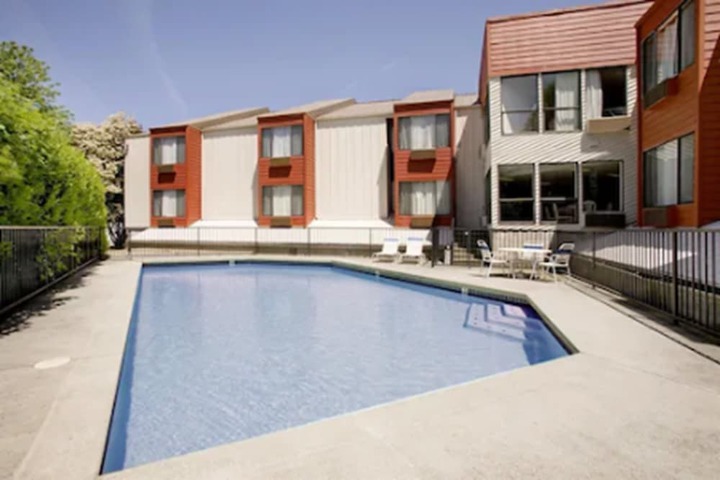Pool 4 of 24