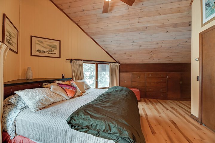 Near Canandaigua Lake: Retro Cabin w / Deck & Views